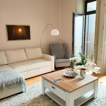 Unique - With Private Patio Apartment